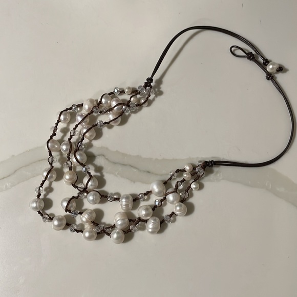 THREE LAYERS FAUX PEARLS/CRYSTALS NECKLACE. - Picture 5 of 6
